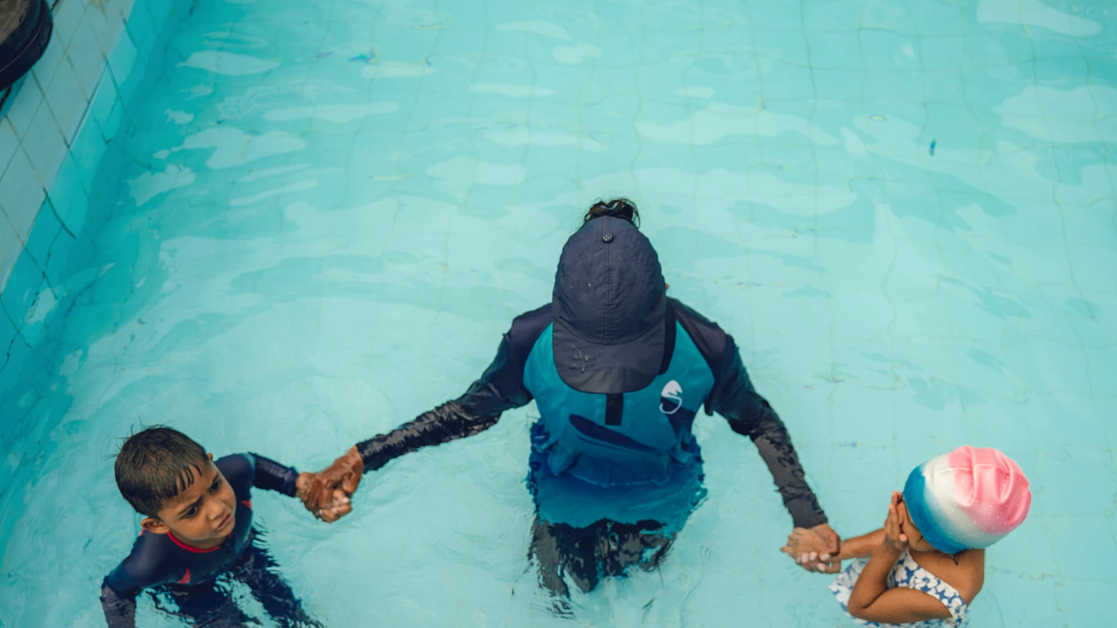 Stingrays coach with children in the pool
